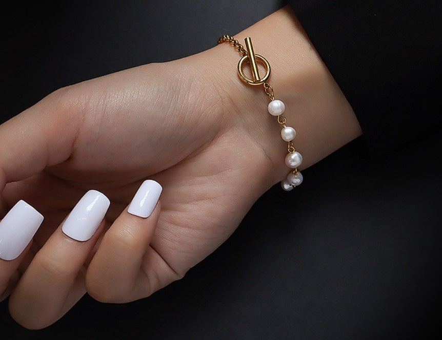 Timeless Pearl Necklace and Bracelet Set – Elegant Buckle Design